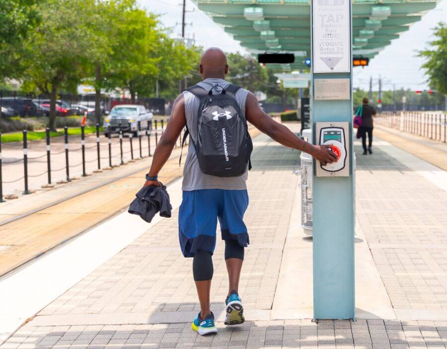 Customer tapping fare validator on METRO 168历史幸运五走势图+精准预测计划Rail platform