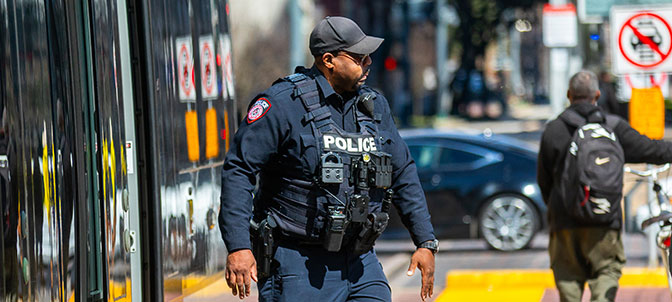 METRO 168官方幸运5澳洲结果体彩网 uniformed police officer patrols light rail train to ensure rider safety.